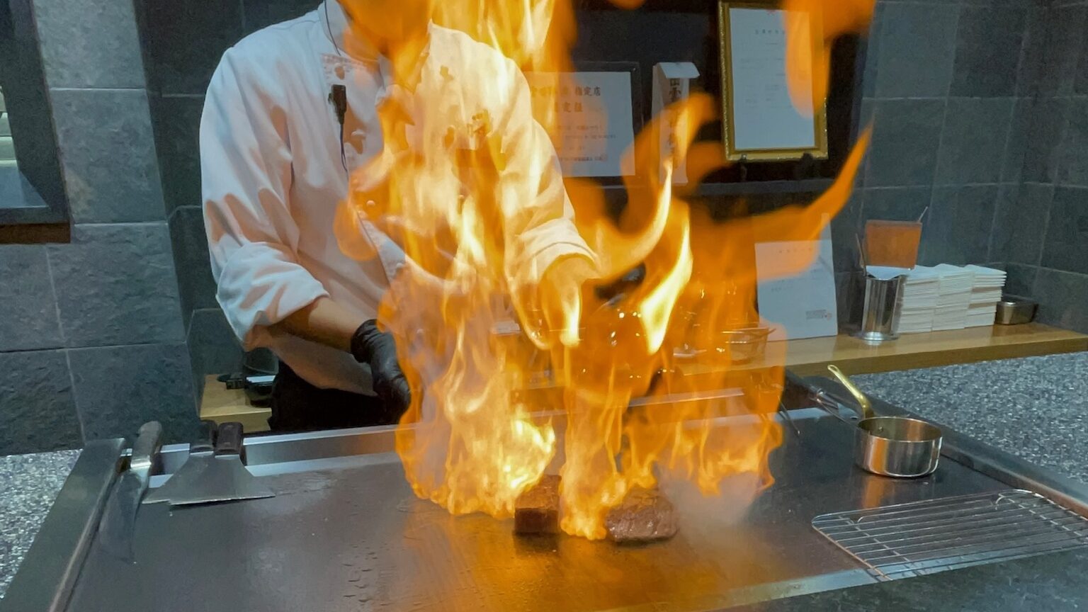 那覇みやちくの鉄板焼のライブ感、目の前のフランベで燃え上がる火